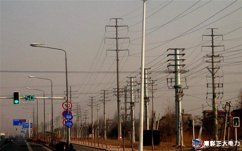 電線桿支點(diǎn)兩邊面使用木墊塞牢，綁扎結(jié)實(shí)，避免翻滾、跳動(dòng)和磕碰，重心要平穩(wěn)，裝車完成后使用鋼絲繩系緊