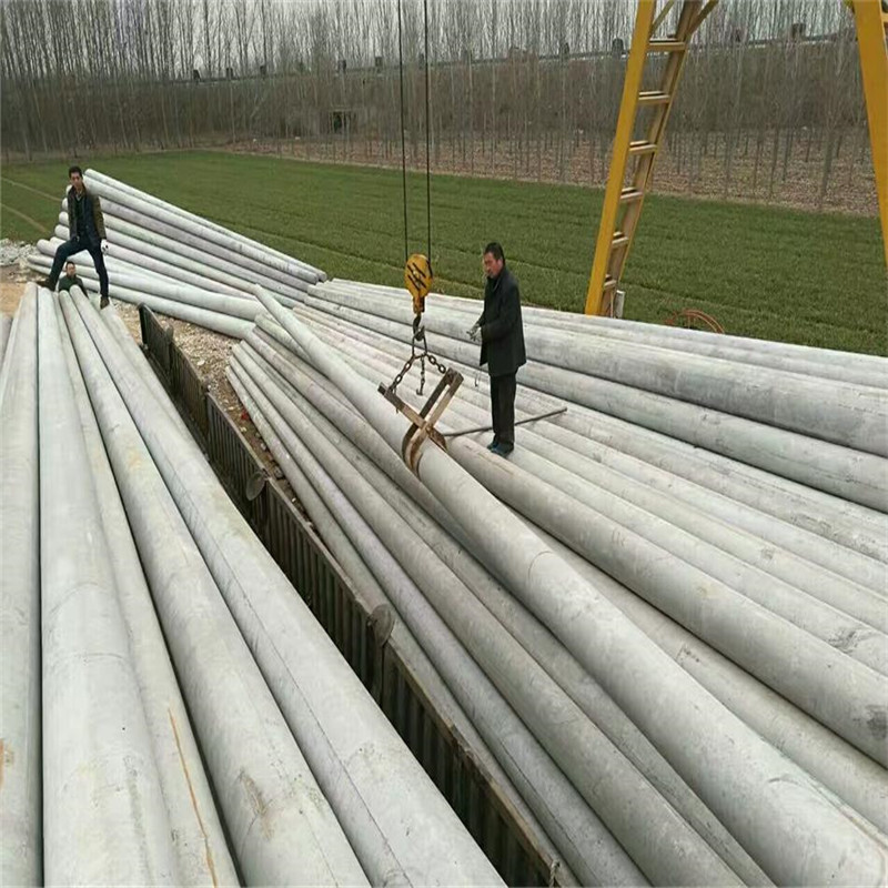 高速公路上的避雷水泥電線(xiàn)桿